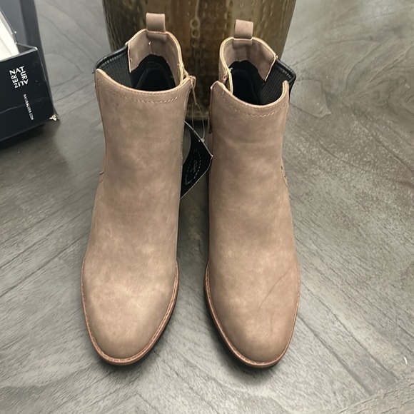 NATURALIZER Madalynn-Gore Lug Sole Booties - Picture 4 of 7